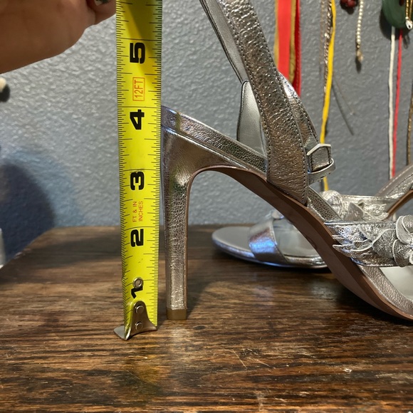 Michael Kors Tricia Leather Metallic Silver Floral Heel Sandals - Picture 4 of 6